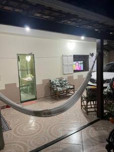 una stanza con sedie e televisore in una stanza di Casa em Anchieta completa próximo a castelhanos e Iriri a Anchieta