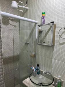 un bagno con doccia in vetro e lavandino di Casa em Anchieta completa próximo a castelhanos e Iriri a Anchieta Altre 30 foto