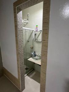 un bagno con lavandino e doccia di Casa em Anchieta completa próximo a castelhanos e Iriri a Anchieta