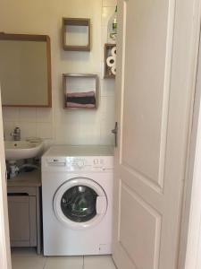 Φωτογραφία από το άλμπουμ του Studio de charme 20m2 à Saint-Mandé σε Saint-Mande