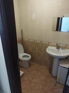 沙姆沙伊赫Meray House- Criss Resort -Naama bay的带马桶和水槽的浴室