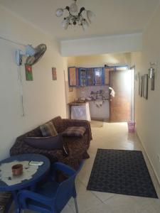 沙姆沙伊赫Meray House- Criss Resort -Naama bay的客厅里有一张沙发和一张桌子。 更多6张照片