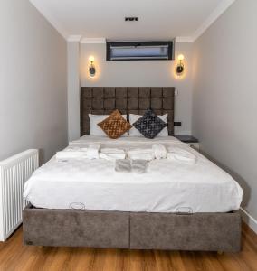 une chambre avec un grand lit avec des draps blancs dans l'établissement Wond House, à Istanbul