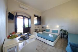 ein Wohnzimmer mit einem Bett und einem Tisch mit Obst darauf in der Unterkunft Casal Sikelio in Cassibile