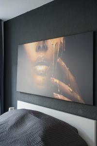 a tv hanging on a wall above a bed at TOP 2 Zimmer Altbauwohnung in Kiel Mitte 24-7 Check In in Kiel