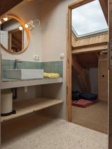 a bathroom with a sink and a mirror at Villa de 95m Jardin et Terrasse in Anglet
