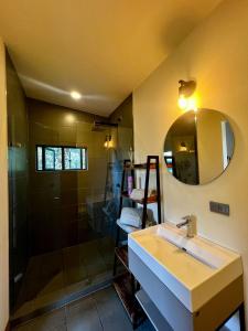 Bilik mandi di Cabaña de madera, lugar para descansar y reconectarse
