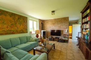 TV o dispositivi per l'intrattenimento presso Country house in the Langhe with vineyard