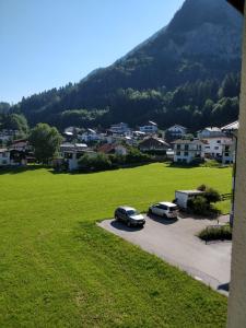 due auto parcheggiate in un parcheggio di fronte a una montagna di Kurort Tirol a Bad Häring