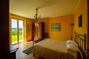 Letto o letti in una camera di Country house in the Langhe with vineyard
