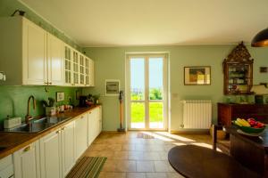 Cucina o angolo cottura di Country house in the Langhe with vineyard