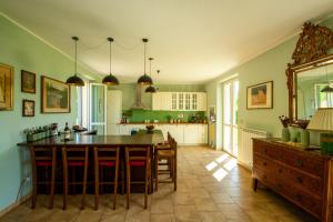 Cucina o angolo cottura di Country house in the Langhe with vineyard