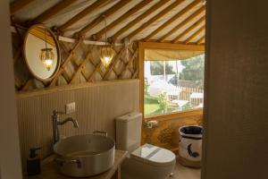 Koupelna v ubytování Yurta Glamping San Leone & Casa Vacanza Baia Blu + 37 fotografií