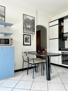 a dining room with a table and chairs in a kitchen at Casa Lucia in Lignano Sabbiadoro +14 photos