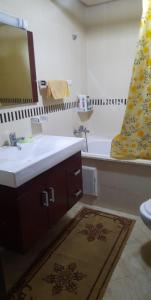 Bilik mandi di Residence fermer et sécuriser et piscine