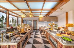 Un comedor con una línea de buffet con comida. en The Western Hill Dalat Hotel, en Da Lat