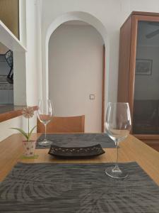 een tafel met twee wijnglazen en een servet bij Bungalow Brisa de Mar in Torrevieja
