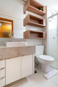 a bathroom with a toilet and a sink at PALMAS EXPERIENCE - APARTAMENTO CONTEMPORÂNEO, vista serra, na quadra do shopping in Palmas