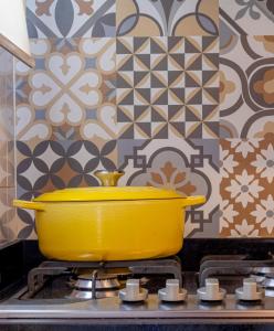 a yellow tub sitting on a stove in a kitchen at PALMAS EXPERIENCE - APARTAMENTO CONTEMPORÂNEO, vista serra, na quadra do shopping in Palmas