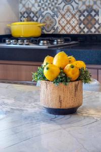 a bowl of oranges on a table in a kitchen at PALMAS EXPERIENCE - APARTAMENTO CONTEMPORÂNEO, vista serra, na quadra do shopping in Palmas