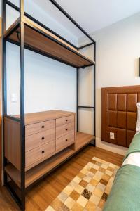 a bedroom with a bunk bed and a dresser at PALMAS EXPERIENCE - APARTAMENTO CONTEMPORÂNEO, vista serra, na quadra do shopping in Palmas