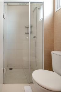 a glass shower in a bathroom with a toilet at PALMAS EXPERIENCE - APARTAMENTO CONTEMPORÂNEO, vista serra, na quadra do shopping in Palmas
