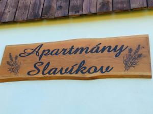 Apartmány Slavíkov - Simple Suite的证书、奖牌、标识或其他文件