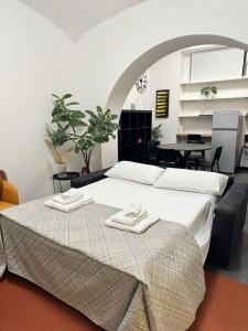 une chambre avec un lit avec deux serviettes dessus dans l'établissement Rinascita Vatican Home, à Rome 9 autres photos
