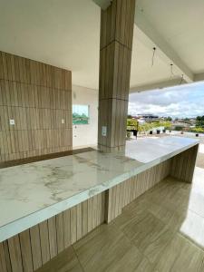 a large room with a marble counter top in a building at Casa Festival de Parintins 2025 com vista para o Bumbodromo in Parintins