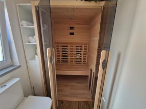 un piccolo bagno con wc e cabina armadio di Holiday home Melisa a Mozirje