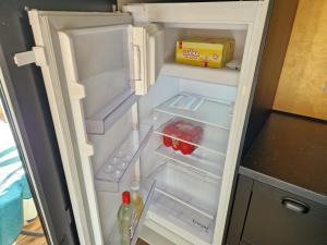 un frigorifero vuoto con la porta aperta in una cucina di Holiday home Melisa a Mozirje