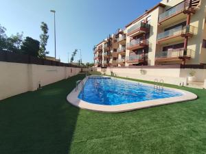 an empty swimming pool in front of a building at Aurora in Vinaròs