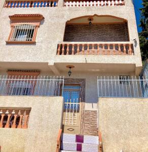 een appartementencomplex met een deur en een balkon bij Casa Aziza in Chefchaouene