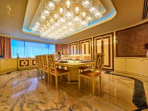 Φωτογραφία από το άλμπουμ του Presidential Penthouse - Vintage Italian Elegance Near Corniche στο Άμπου Ντάμπι