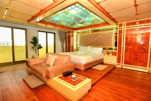 Ένα ή περισσότερα κρεβάτια σε δωμάτιο στο Presidential Penthouse - Vintage Italian Elegance Near Corniche