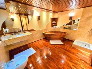 Ένα μπάνιο στο Presidential Penthouse - Vintage Italian Elegance Near Corniche