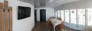 a room with a table and a bunch of windows at La Prietenicu in Murighiol +7 photos