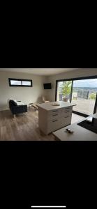 Et opholdsområde på Appartement avec un agréable point de vue et quartier calme