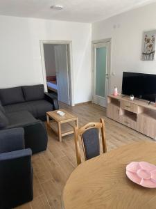 TV i/ili multimedijalni sistem u objektu Apartman Krstić