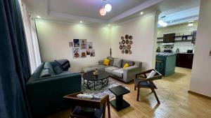 キガリにあるManna Stays, Kagaramaのソファとテーブルのあるリビングルーム