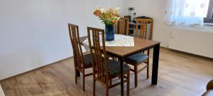 a dining room table and chairs with a vase of flowers at Casa Bino in Purgèssimo
