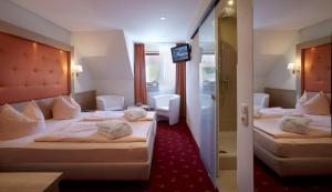 Postel nebo postele na pokoji v ubytování Hotel Gasthof Zur Post + 27 fotografií