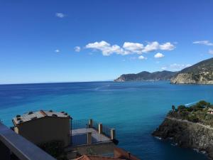 una vista dell'oceano da un edificio di La Linea D'Acqua a Manarola