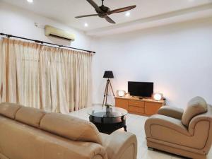 TV a/nebo společenská místnost v ubytování 10min to IPOH TOWN gunung lang 4br4bath 14 pax