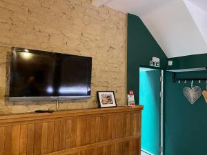 The Barbican View في بلايموث: تلفزيون بشاشة مسطحة كبيرة على الحائط