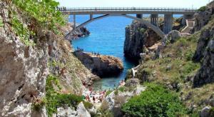 a group of people walking under a bridge over a body of water at Suite Le Marie Room & Relax in Barbarano