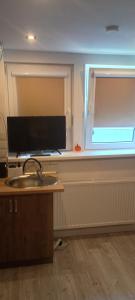 斯维诺乌伊希切Studio Robi 18m2的带水槽和窗户的浴室