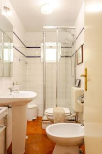 een badkamer met een wastafel, een toilet en een douche bij Studio & Garden in Lissabon