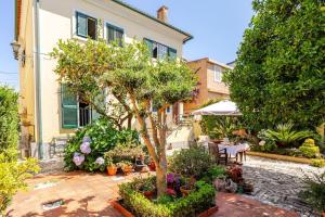 een tuin voor een huis met een boom bij Studio & Garden in Lissabon