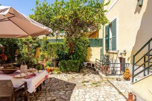 een buitenterras met een tafel en een parasol bij Studio & Garden in Lissabon +17 foto's